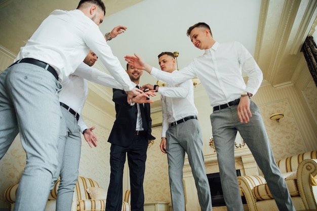 Padrinhos e noivos posando no dia do casamento.