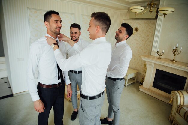 Padrinos de boda y novio posando el día de la boda.