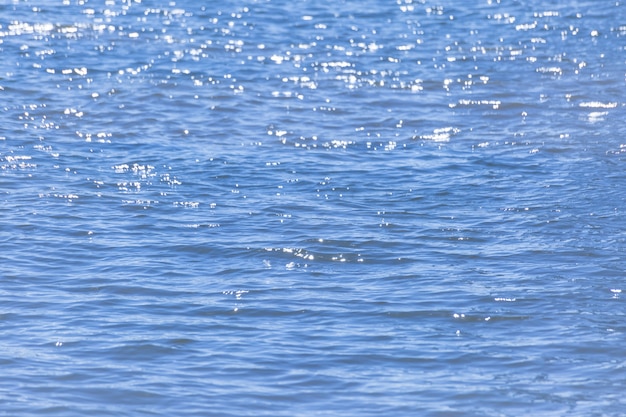 Padrões de cores de azul e branco em reflexões no fundo da água