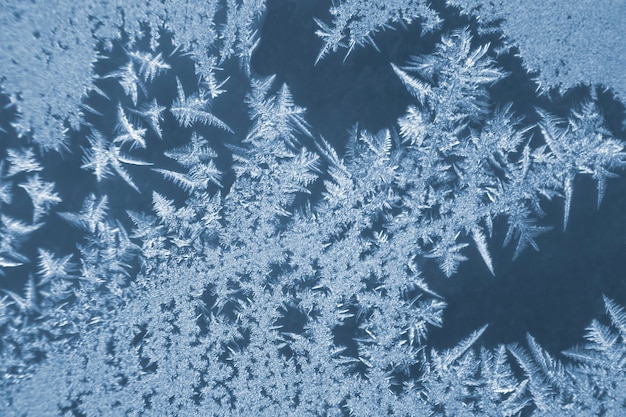 Foto padrões de gelados no close up de vidro da janela. texturas e fundos naturais. padrões de gelo em congelados