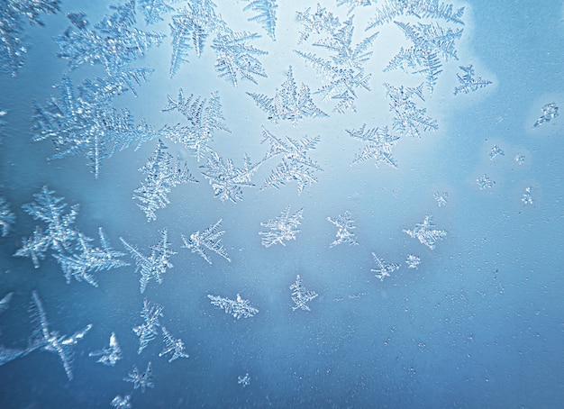 Padrões de inverno congelados na janela