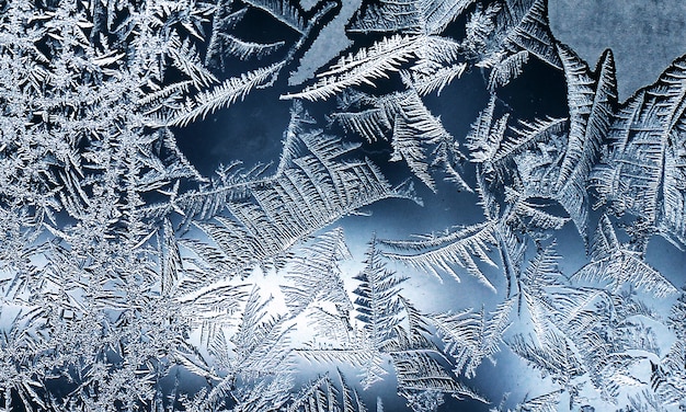 Padrões gelados em vidro Fundo bonito de inverno