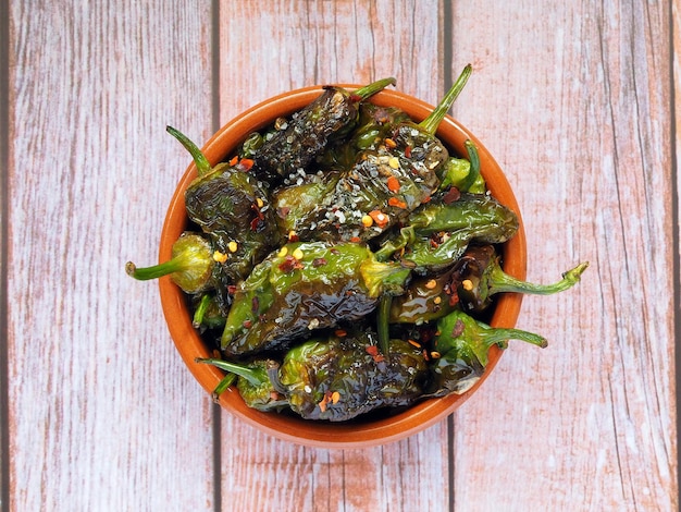 Padron de pimenta verde assado ou frito no estilo espanhol em uma tigela de cerâmica