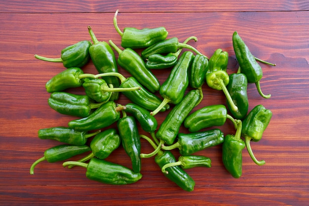 Padron-Pfeffergrün auf einem Holztisch