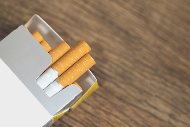 Päckchen Zigaretten auf einem Holztisch
