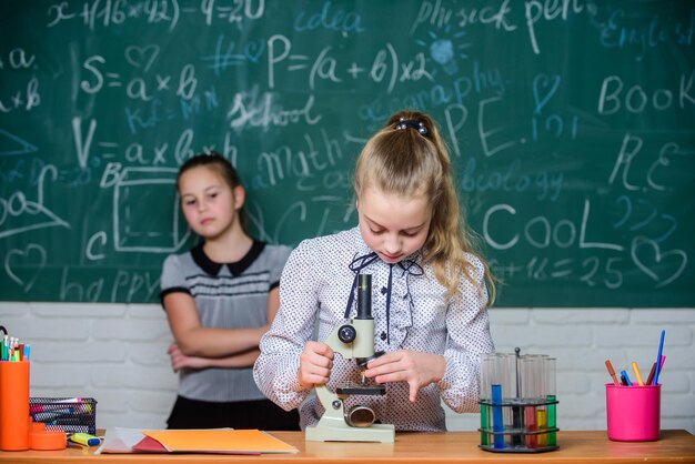 Pädagogisches Experiment Schulanfang Schulklassen Mädchen lernen Chemie in der Schule Biologie- und Chemieunterricht Theorie und Praxis Chemische Reaktionen beobachten Formale Bildungsschule