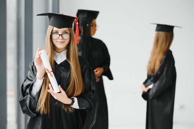 Pädagogisches Thema: Studentin in einem akademischen Gewand.