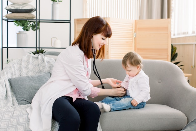 Pädiatrie Arzt untersucht kleines Baby mit Instrumenten Stethoskop, Gesundheitswesen, Baby, Baby regelmäßige Gesundheits-Check-up-Konzept.