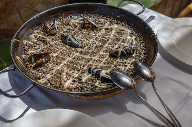 Paella con Arroz Negro y Marisco