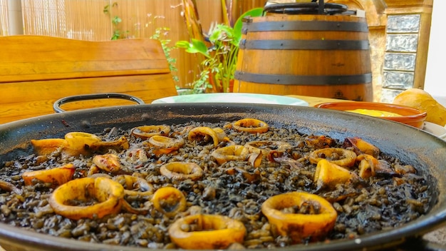 Paella con barril de fondo