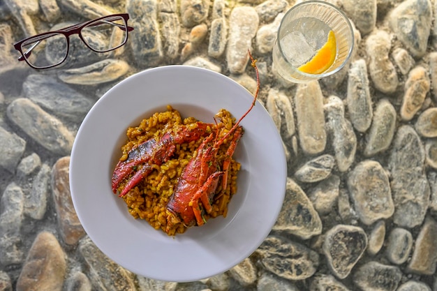 Paella casera de bogavante y marisco