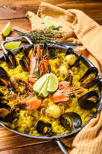 paella com frutos do mar camarões, camarões, mexilhões