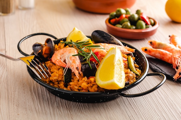 Paella comida tradicional española servida en plato de tapa