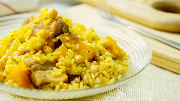 Paella de arroz assado com costela de porco, legumes de abóbora.