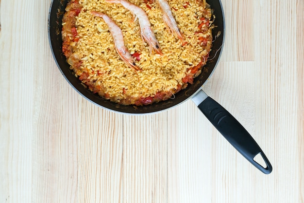 Paella de arroz com camarão e frutos do mar