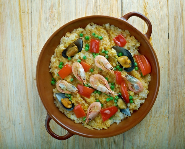 Paella de Catalan, prato tradicional de frutos do mar do nordeste da Espanha