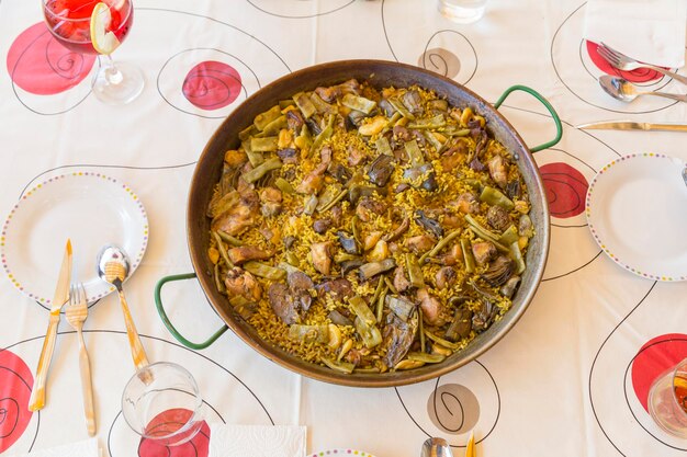 Paella de domingo um prato tradicional da cozinha valenciana e espanhola