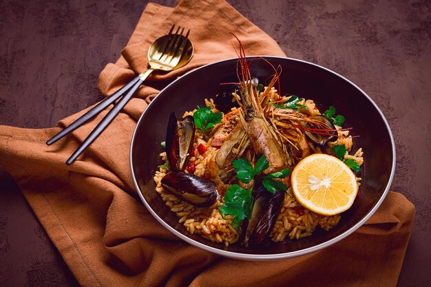 Paella de frutos do mar camarão e mexilhões risoto arroz caseiro vista de cima sem gente