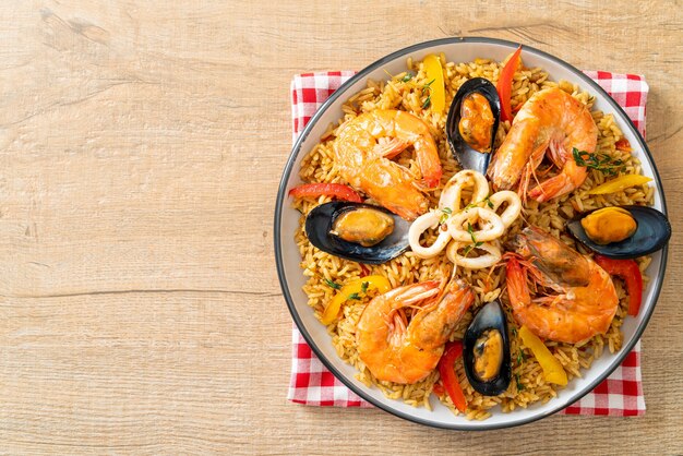 Pescados Hermes - Fideuá de Camarão, receita espanhola! Bem parecido com a  paella, a diferença entre os dois é basicamente a troca do arroz pelo  macarrão no preparo. Peça o seu camarão