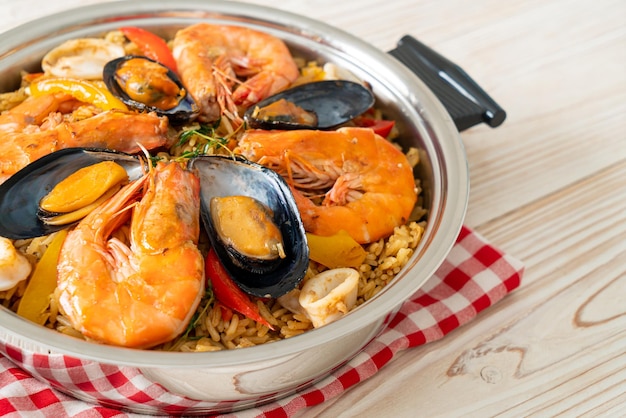 Paella de frutos do mar com gambas mexilhões em arroz de açafrão