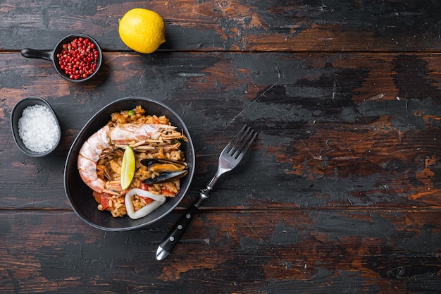 Paella de frutos do mar e frango com arroz em uma panela