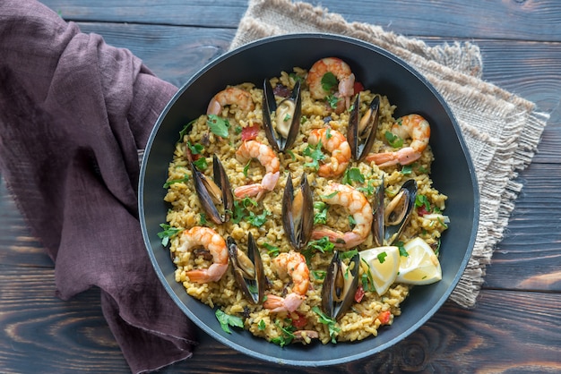 Paella de frutos do mar na panela