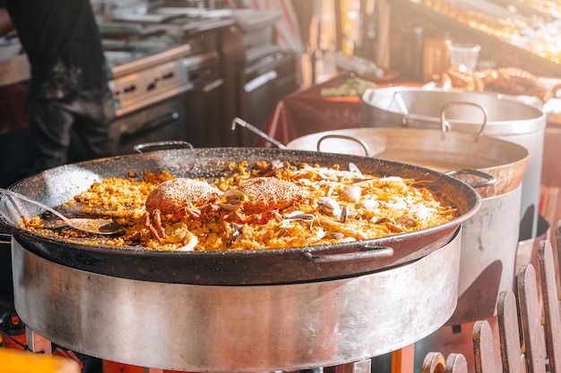 Foto paella em um mercado de comida de rua feira medieval