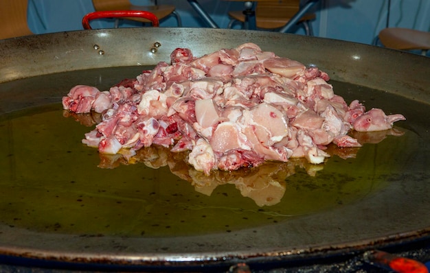 Paella de España primeros pasos cocinando pollo