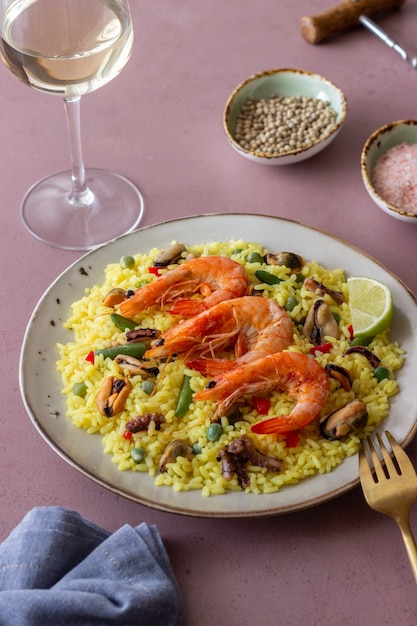 Paella espanhola com frutos do mar, camarão e legumes. alimentação saudável. cozinha espanhola.