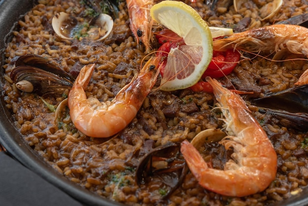 Paella espanhola com frutos do mar de perto