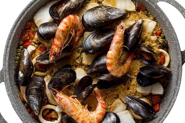 Paella espanhola com frutos do mar em panela tradicional. fechar-se