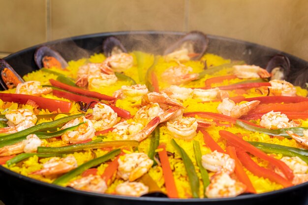 Paella espanhola de frutos do mar com mexilhões.