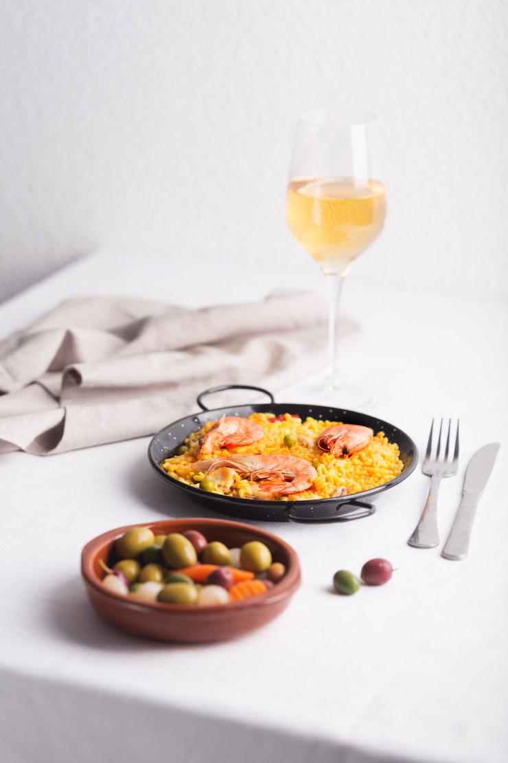 Foto paella espanhola tradicional com frutos do mar. preparado em panela tradicional