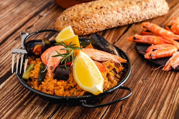 Paella espanhola tradicional com frutos do mar