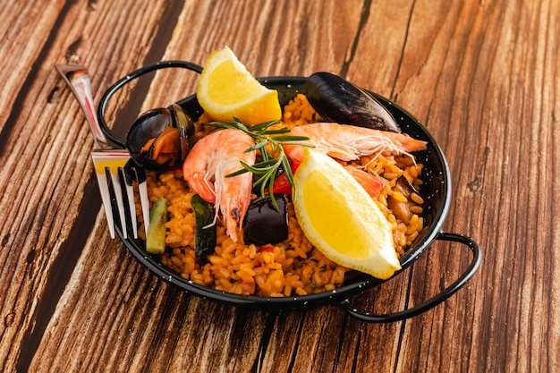 Paella espanhola tradicional com frutos do mar