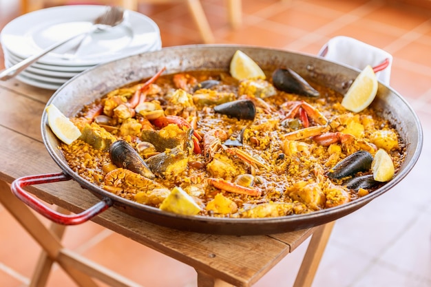 Paella espanhola tradicional de frutos do mar na frigideira com mexilhões lagostins e peixes