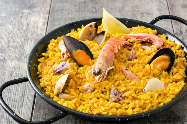 Paella espanhola tradicional de frutos do mar