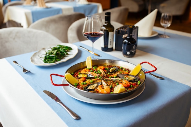 Paella española de marisco con mejillones y gambas