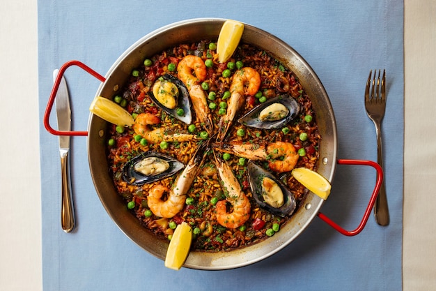 Paella española de marisco con mejillones y gambas