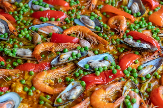 Paella española de marisco en sartén con mejillones, gambas y verduras. Fondo de paella de mariscos, primer plano, plato de arroz tradicional español