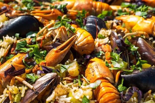 Paella Española De Mariscos Con Gambas Y Cangrejos