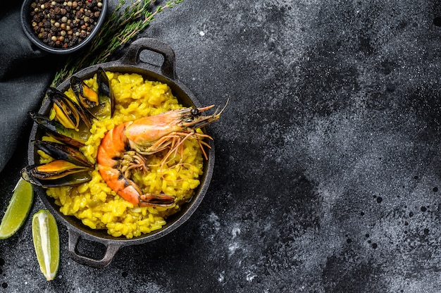 Paella española de mariscos en una sartén | Foto Premium