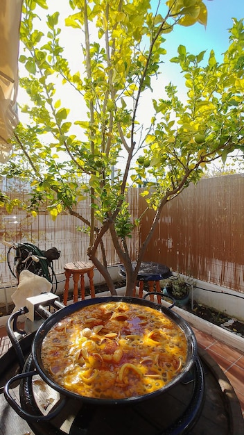 Una paella con gambas y arroz en una sartén