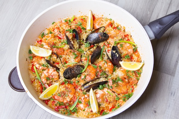 Paella con gambas y mejillones. Plato tradicional español