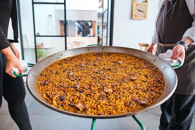 Paella grande tira a refeição acabada