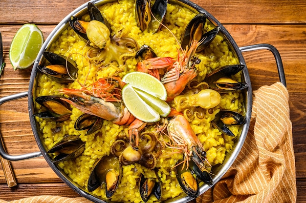 Paella de marisco de gambas, gambas, mejillones en una paellera