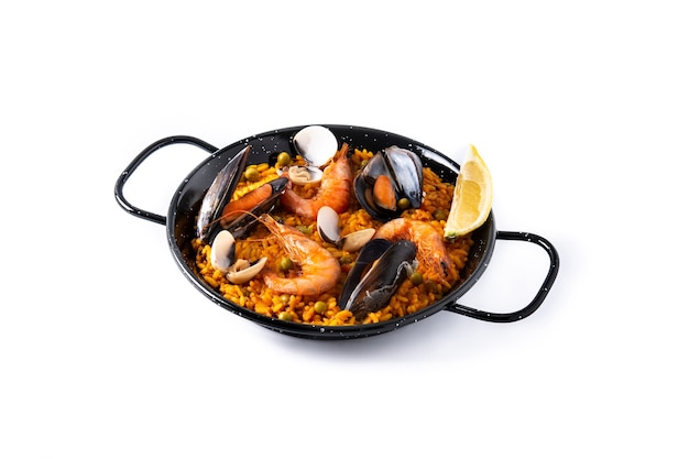 Paella de marisco tradicional española aislado sobre fondo blanco.