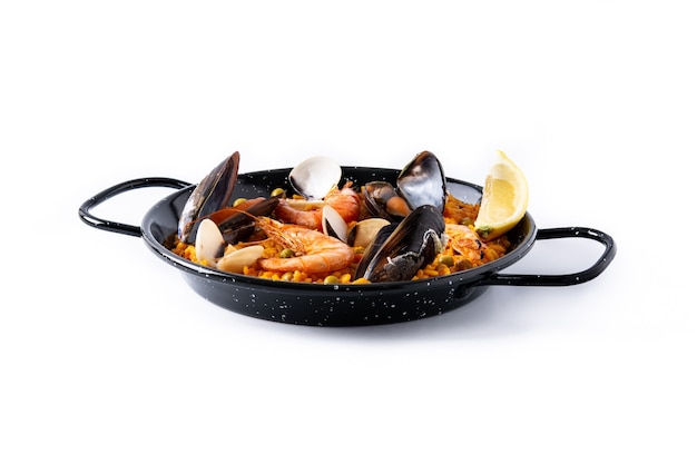 Paella de marisco tradicional española aislado sobre fondo blanco.