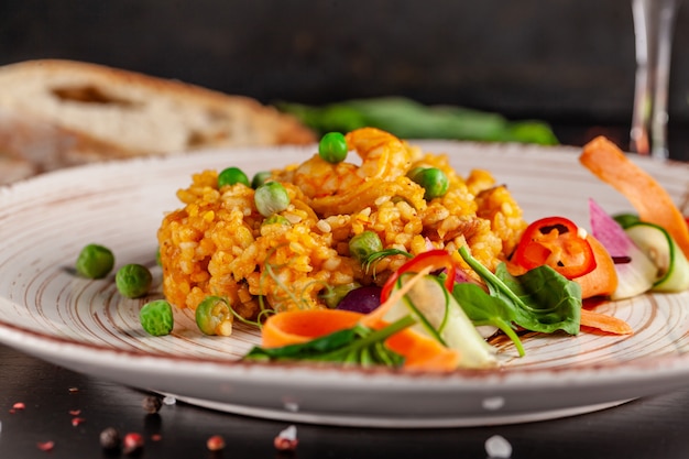 Paella con mariscos y gambas.