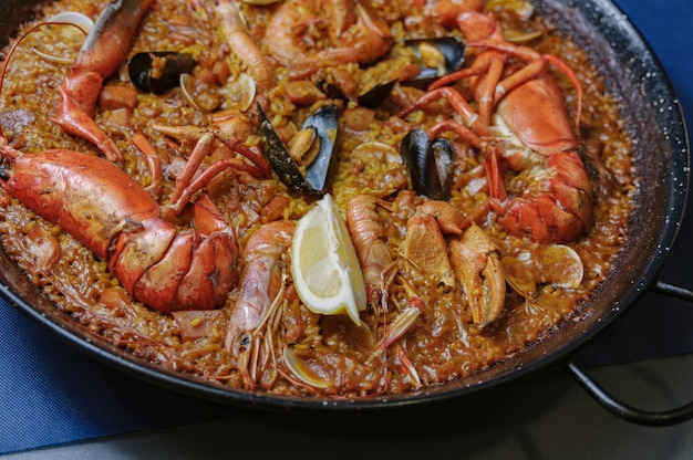 Paella de mariscos y langosta comida tradicional española
